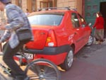 Slalom printre maşini pe PISTA PENTRU BICICLIŞTI