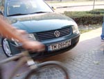 Slalom printre maşini pe PISTA PENTRU BICICLIŞTI