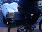 Slalom printre maşini pe PISTA PENTRU BICICLIŞTI