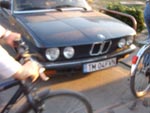 Slalom printre maşini pe PISTA PENTRU BICICLIŞTI